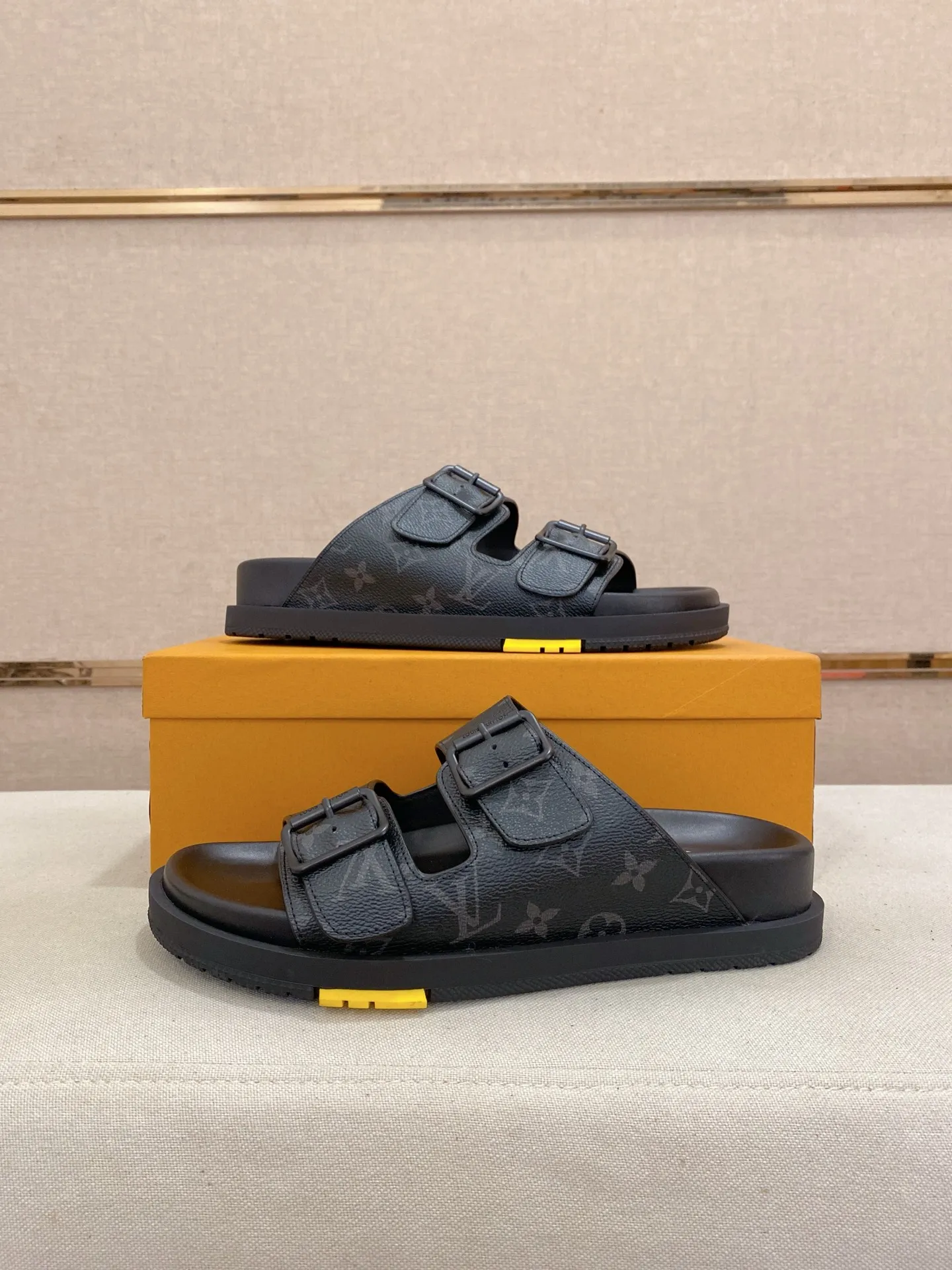 Factory price: 420💰Made by LV🔍Top purchasing agent. Men's spring and summer slippers are available at the same counter. The uppers are made of cowhide imported from Italy. High-quality craftsmanship, soles: original soles specially provided by the original factory, exclusive movable molded soles are super comfortable, original factory follow-up goods, 🔍🔍high quality, can be entered and exited the counter at will, welcome to compare, code number 38-44. Can be customized45